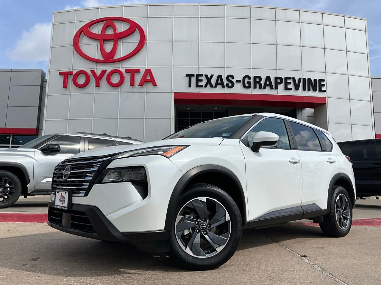 Used 2025 Nissan Rogue SV FWD image 2