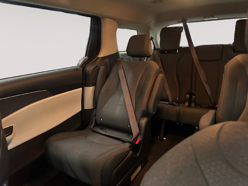 Used 2022 Kia Carnival LX FWD image 13
