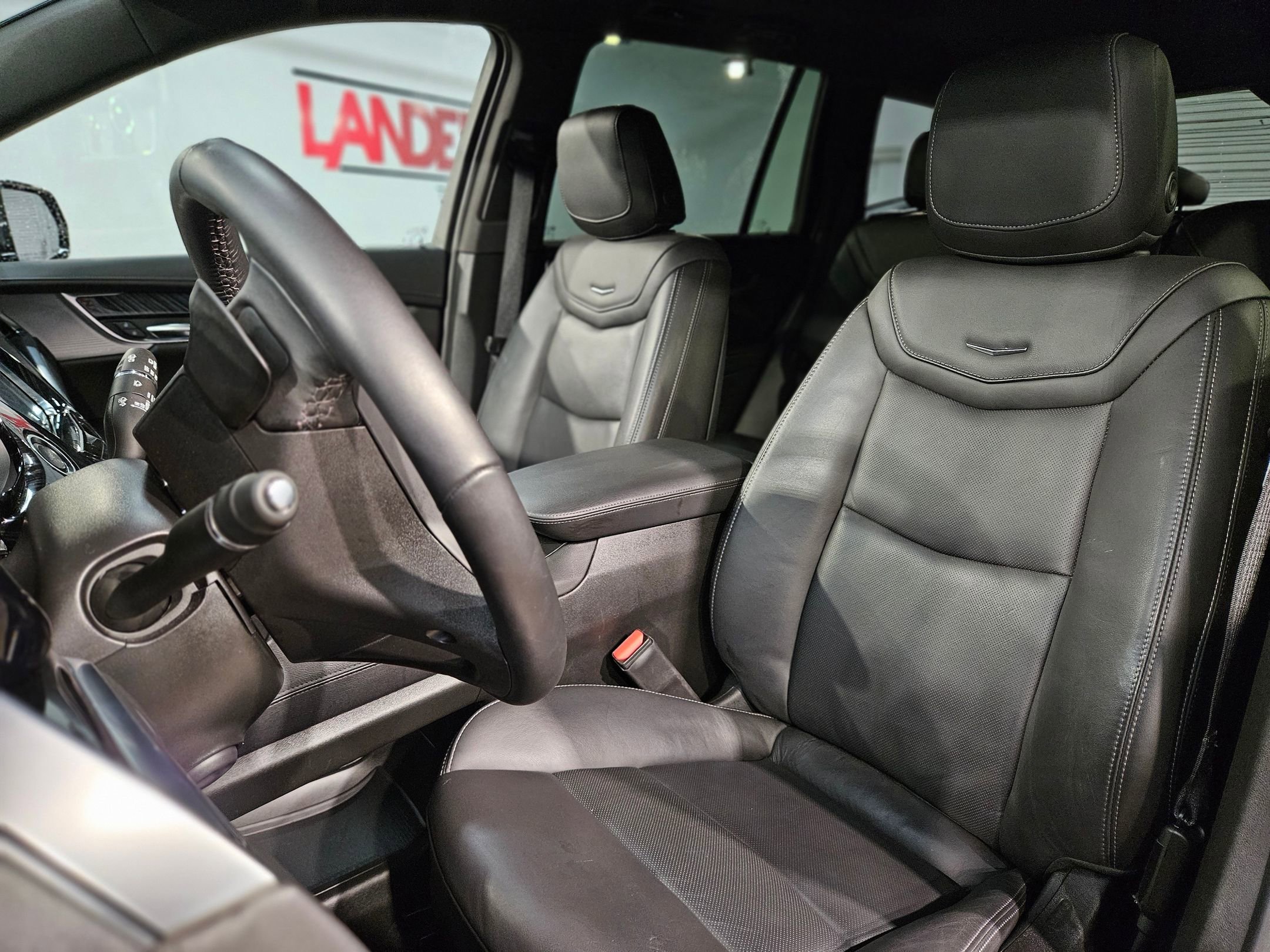 Used 2025 Cadillac XT6 Premium Luxury image 25