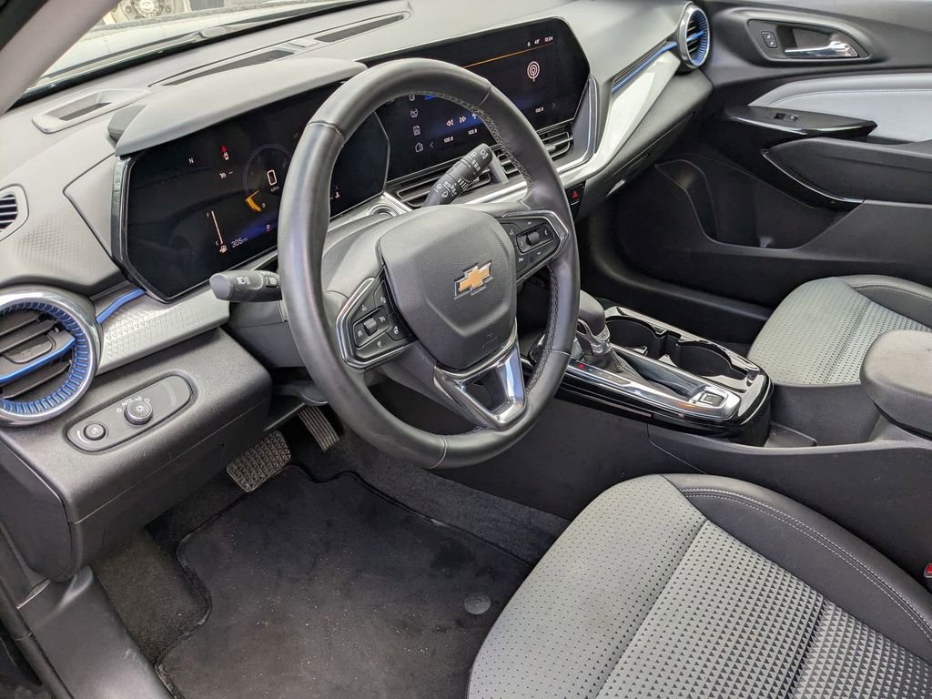 Used 2025 Chevrolet Trax LT w/ LT Convenience Package image 14