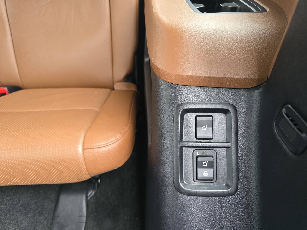 Used 2013 Toyota Sequoia Platinum AWD/4WD image 29