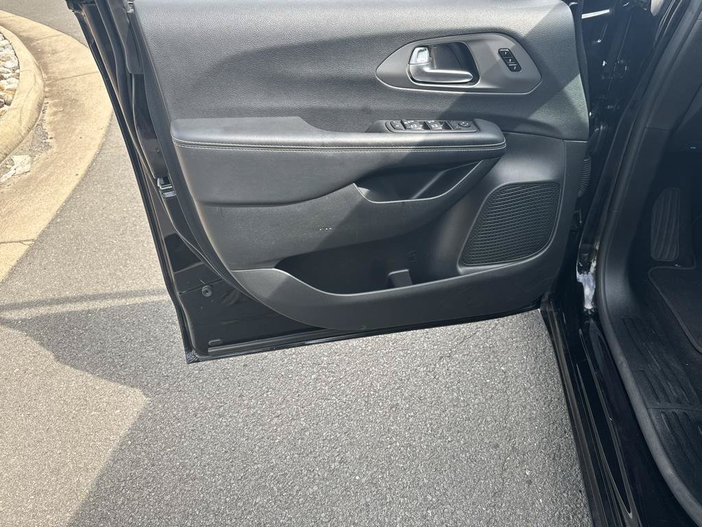 Used 2025 Chrysler Pacifica Select FWD image 21