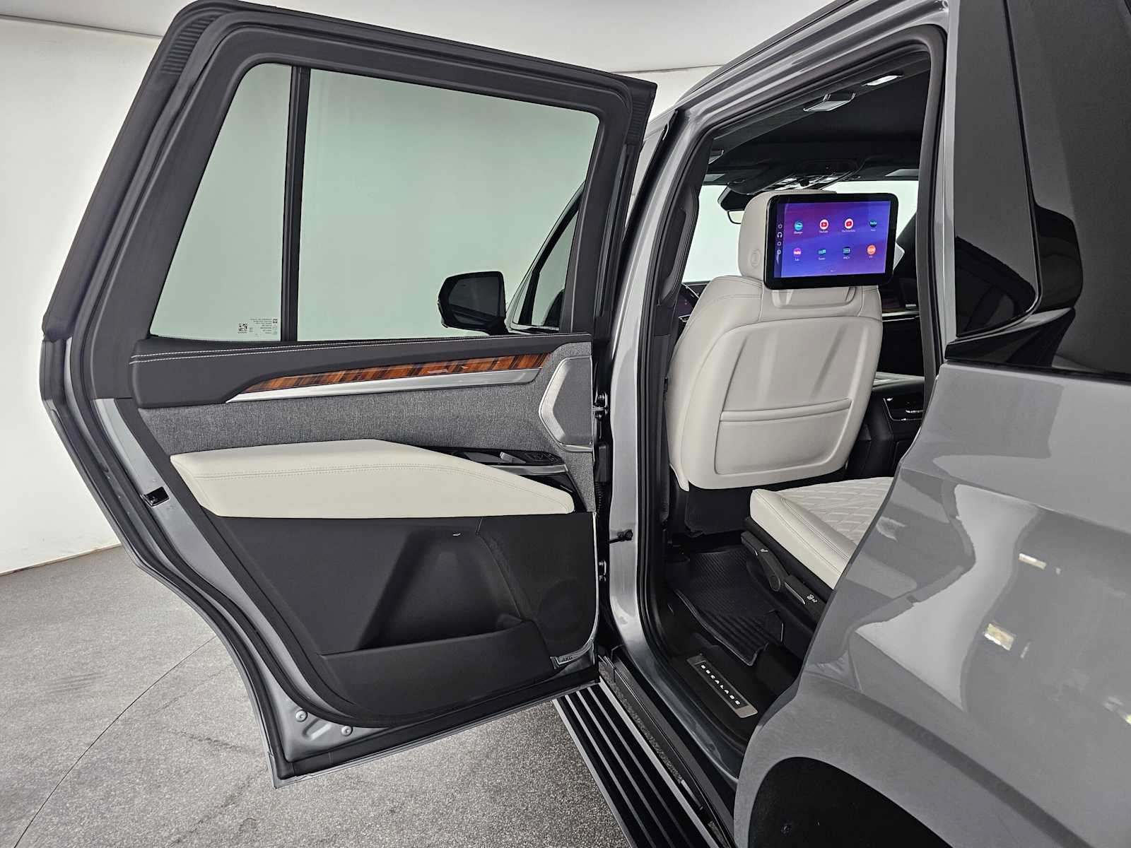 Certified 2025 Cadillac Escalade Sport Platinum w/ LPO, Floor Liner Package AWD/4WD image 18