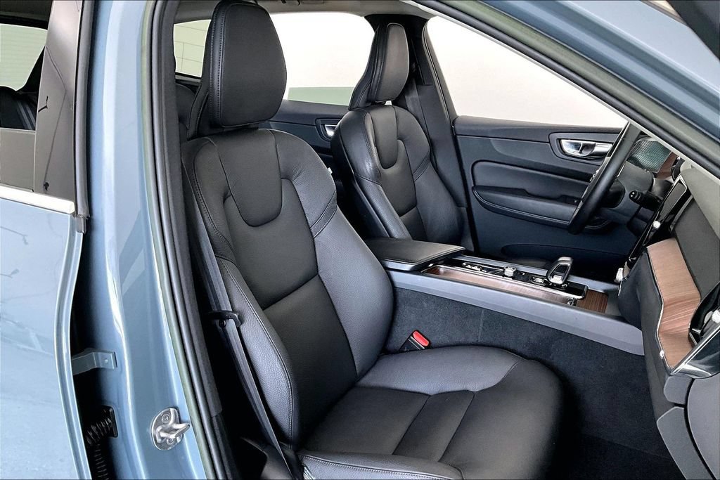 Certified 2023 Volvo XC60 B5 Plus AWD/4WD image 8