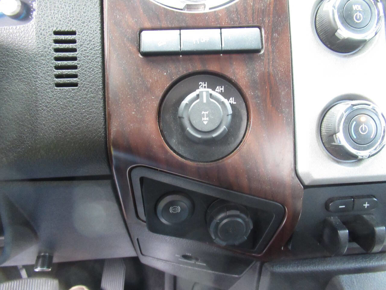 Used 2015 Ford F350 Lariat w/ Chrome Package image 31