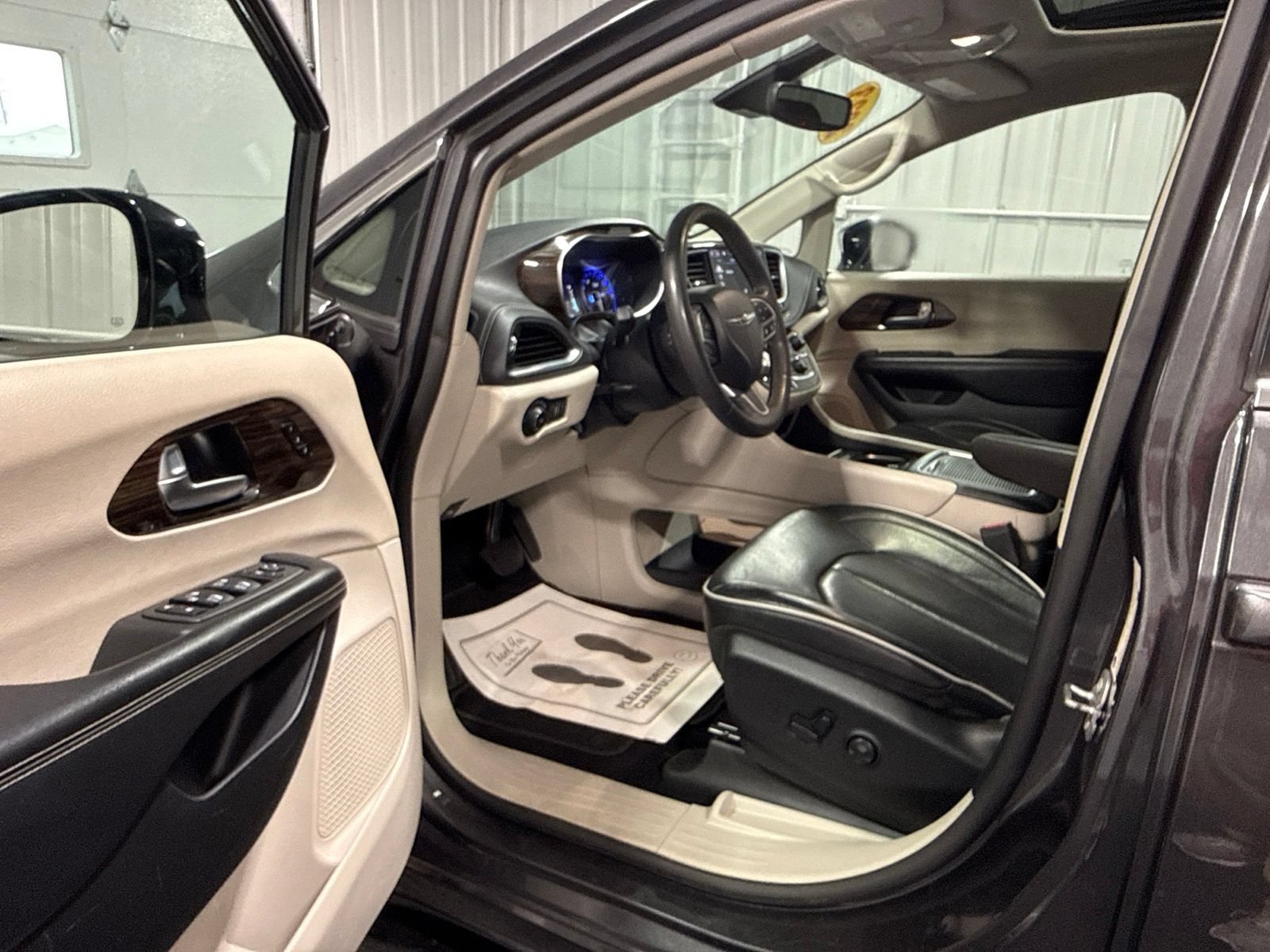 Used 2023 Chrysler Pacifica Limited FWD image 28