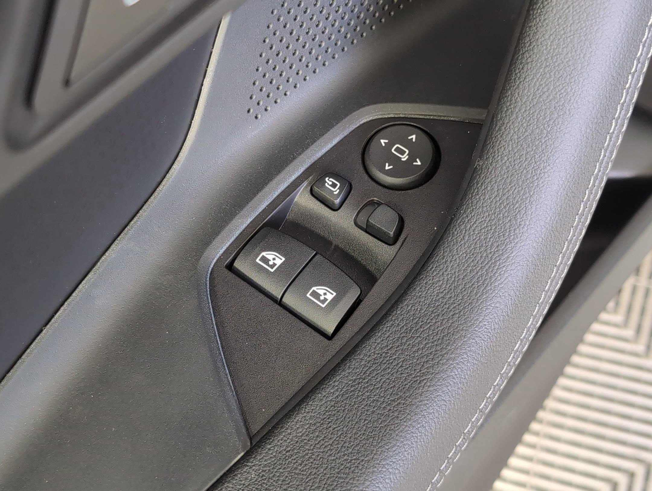 Used 2025 BMW 230i Coupe w/ Convenience Package image 10