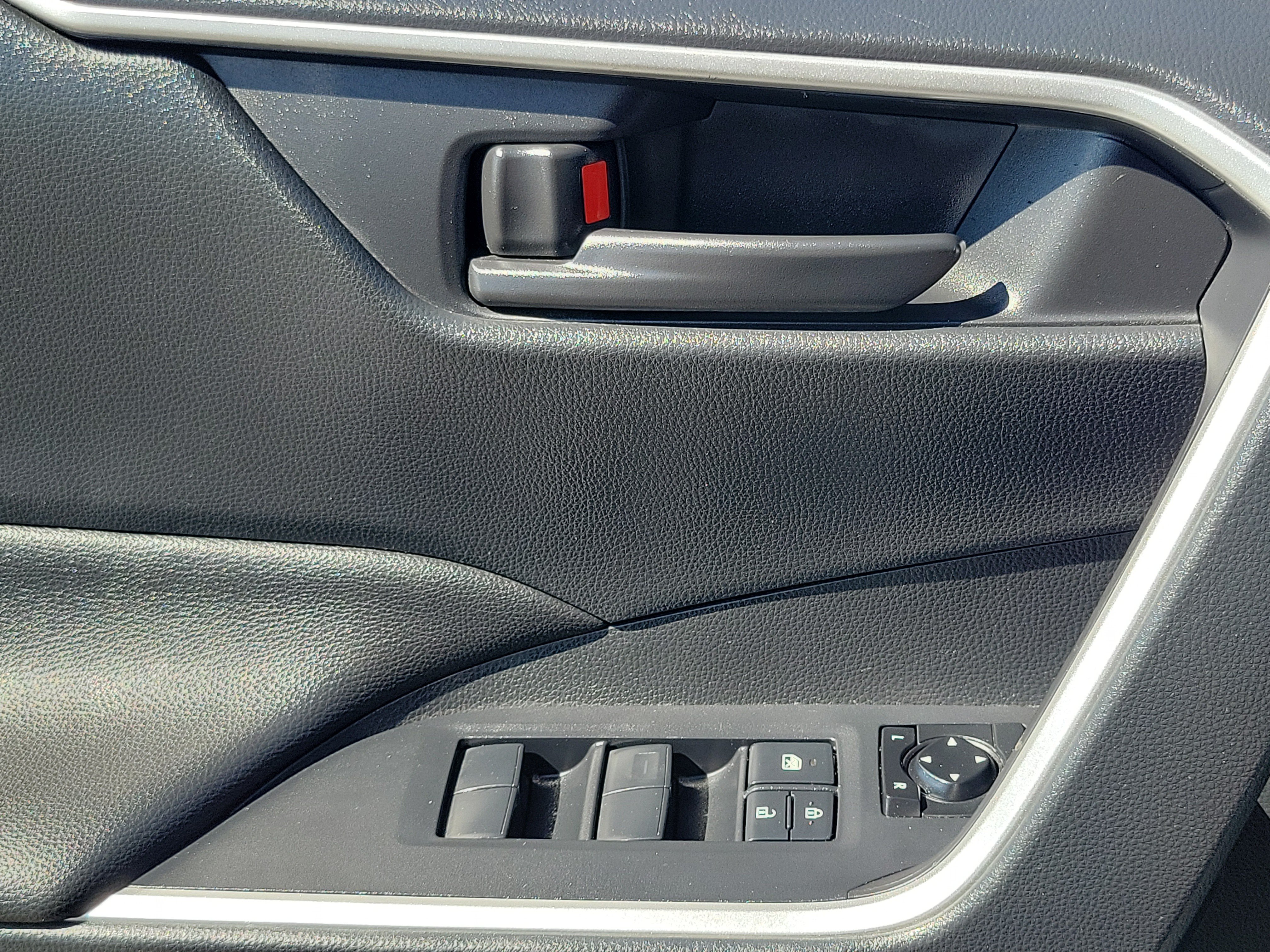 Used 2019 Toyota RAV4 LE w/ Carpet Mat Package FWD image 13