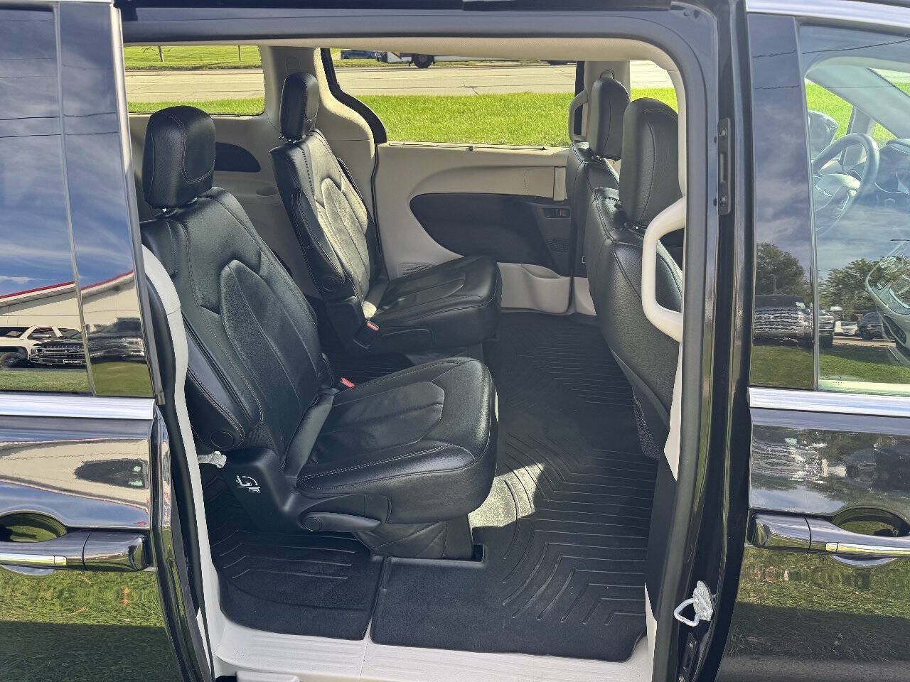 Used 2017 Chrysler Pacifica Touring-L FWD image 14