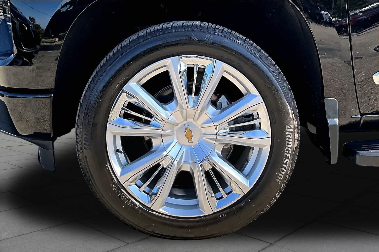 Used 2024 Chevrolet Silverado 1500 High Country w/ High Country Premium Package AWD/4WD image 11