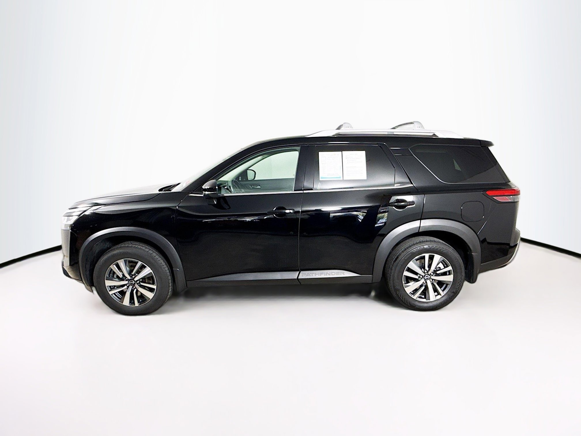 Used 2024 Nissan Pathfinder SL w/ Black Appearance Package image 7