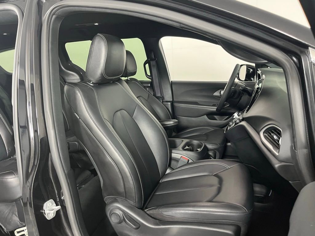 Used 2025 Chrysler Pacifica Select image 33