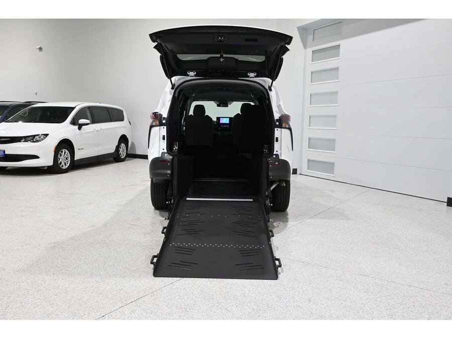 New 2025 Toyota Sienna LE image 18