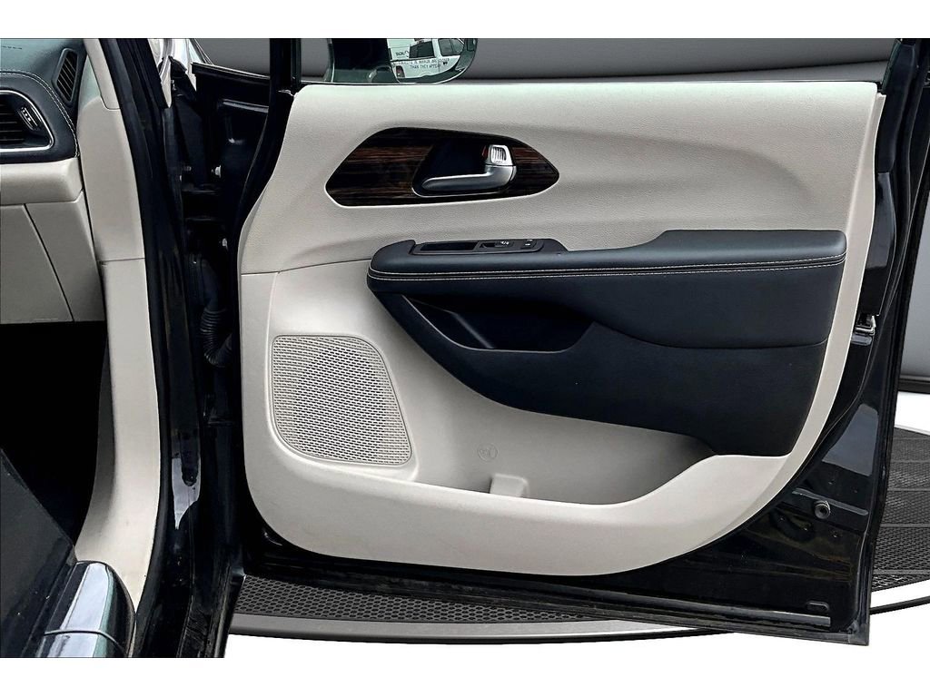 Used 2023 Chrysler Pacifica Limited image 20