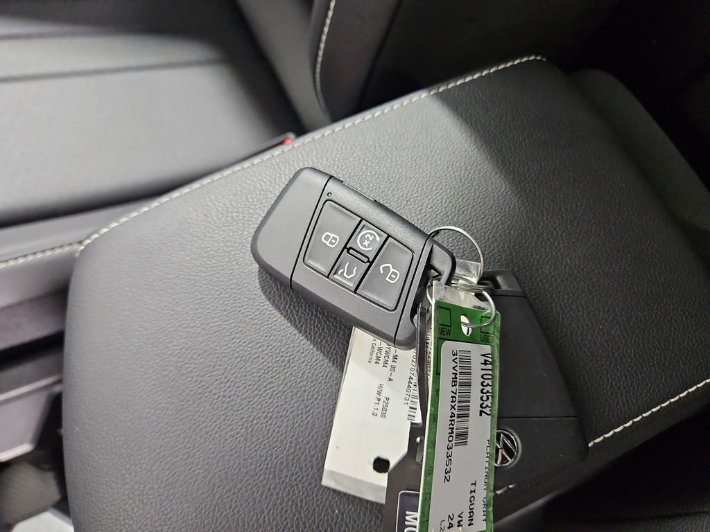Certified 2024 Volkswagen Tiguan SE w/ Panoramic Sunroof Package image 32