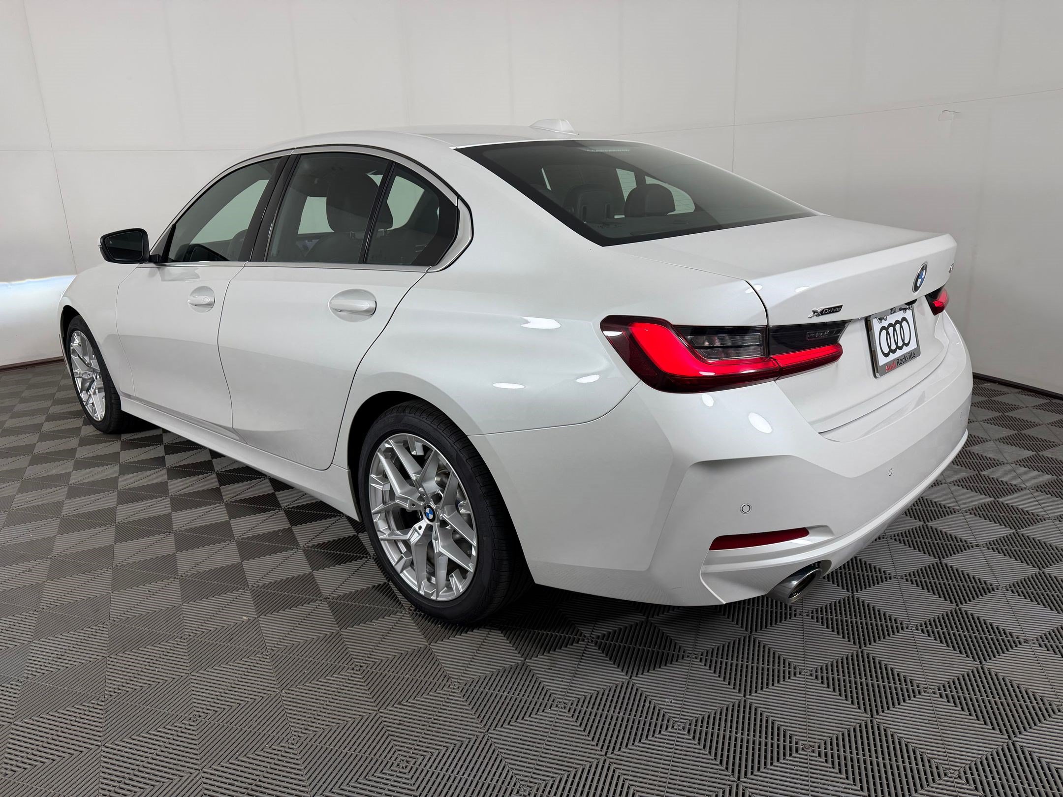 Used 2026 BMW 330i xDrive Sedan w/ Convenience Package AWD/4WD image 3