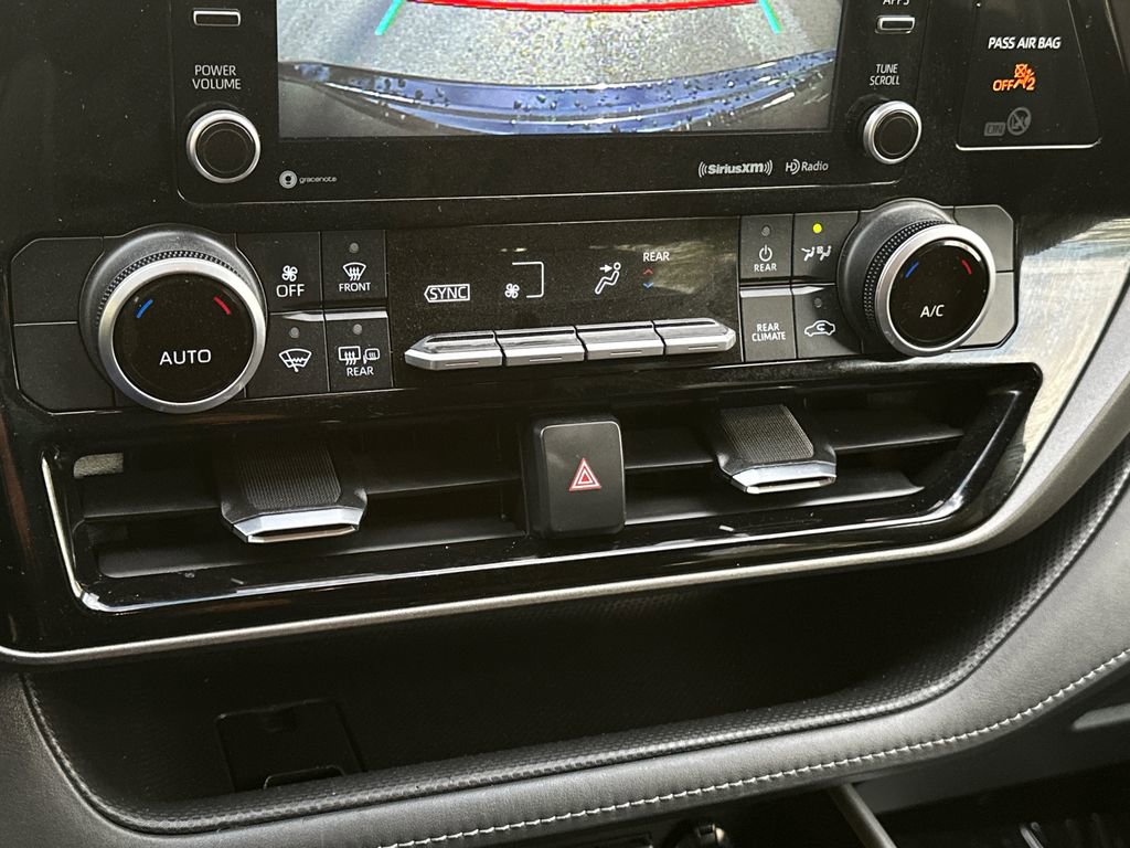 Used 2021 Toyota Highlander LE AWD/4WD image 26