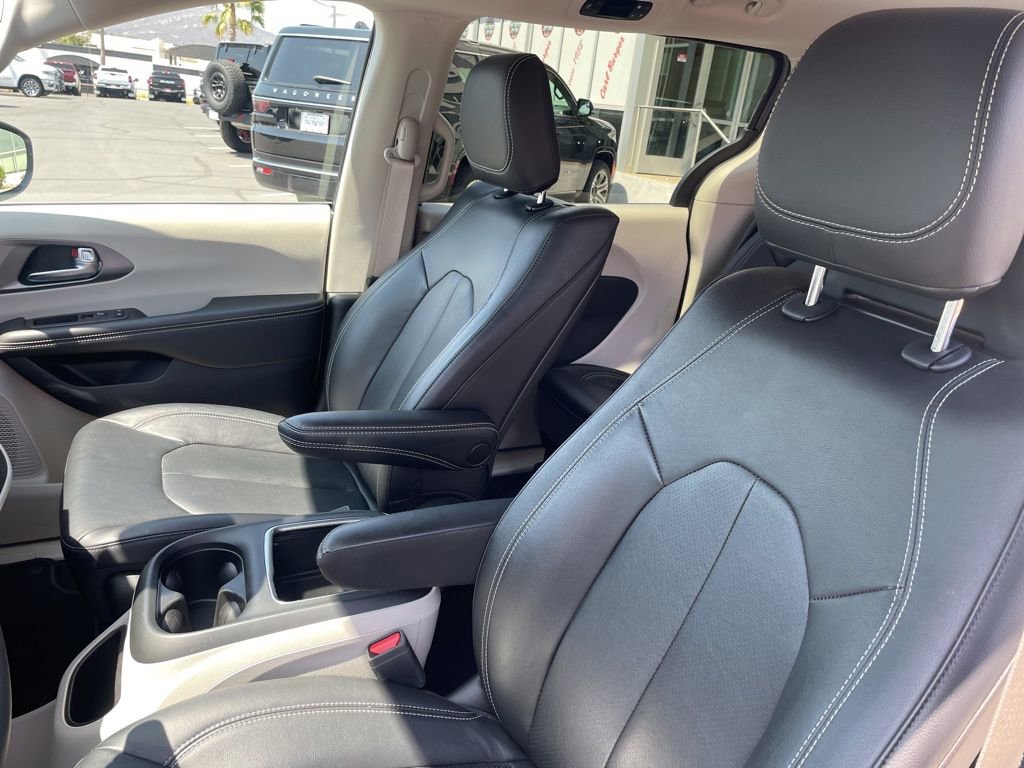 Used 2022 Chrysler Pacifica Touring-L w/ Uconnect Theater Family Group image 15