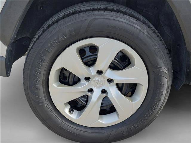 Used 2020 Toyota RAV4 LE AWD/4WD image 21