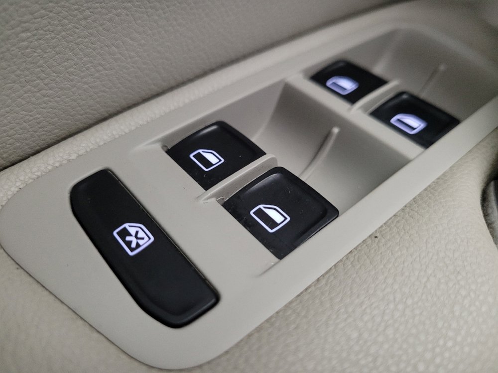 Used 2015 Volkswagen Golf S image 27