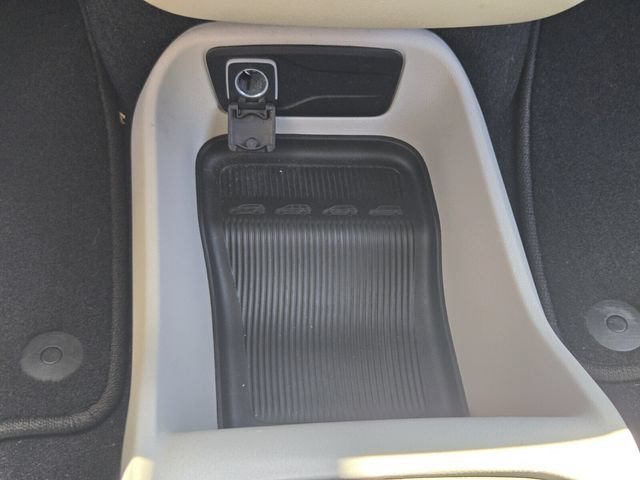 Used 2022 Chrysler Voyager LX FWD image 24