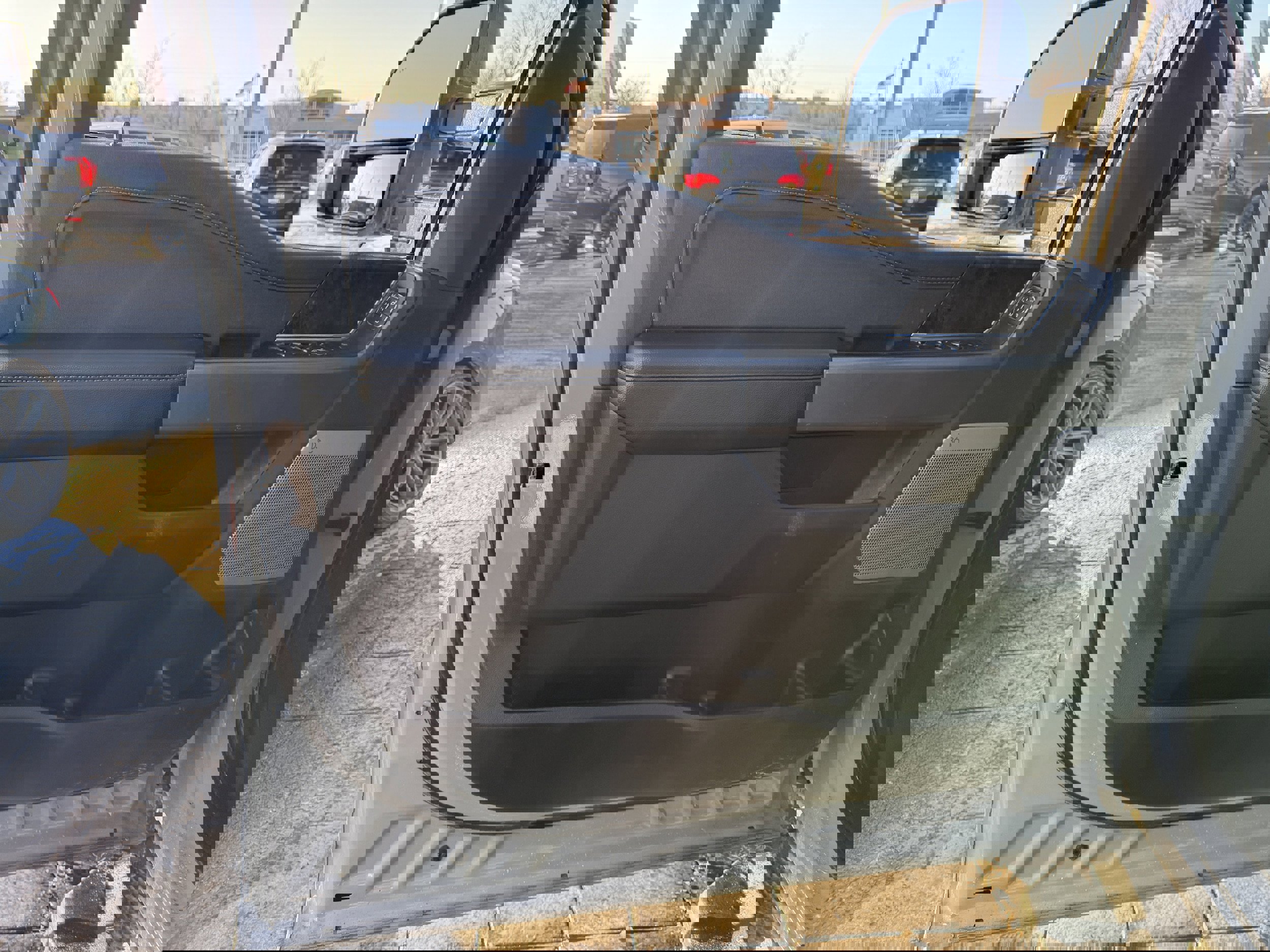 Used 2025 Ford F250 Lariat w/ Black Appearance Package image 12