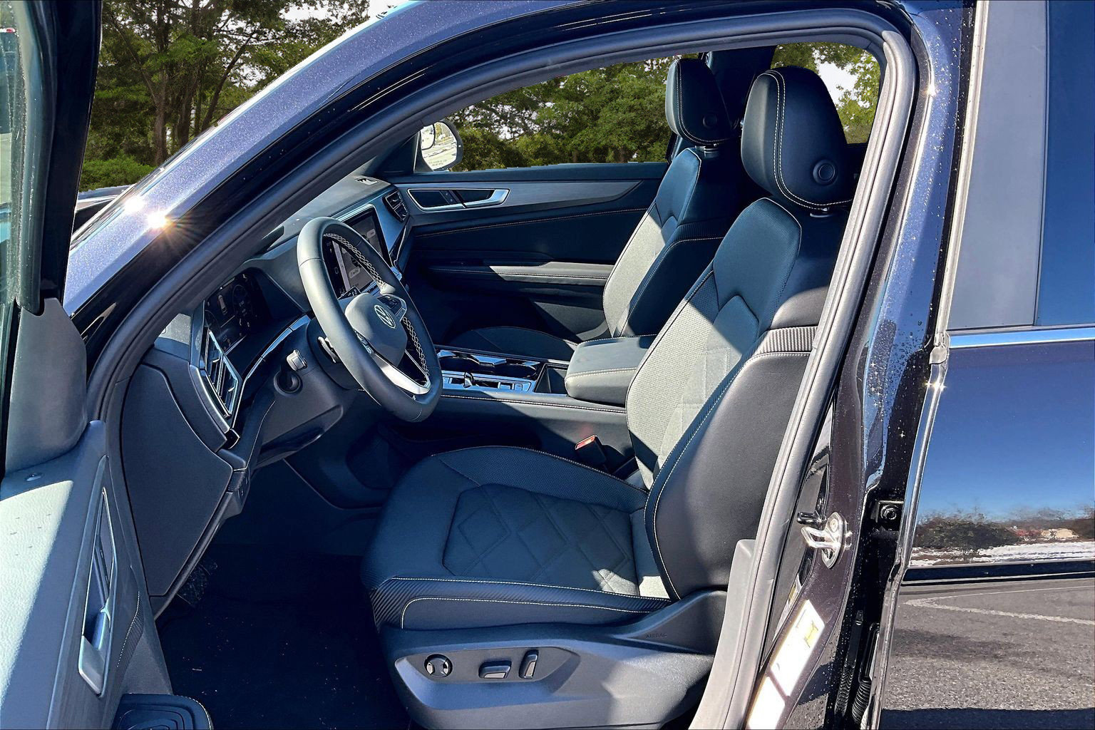 Used 2024 Volkswagen Atlas Cross Sport SE w/ Panoramic Sunroof Package image 22