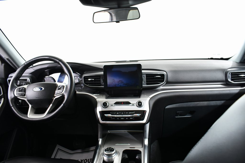 Used 2022 Ford Explorer XLT w/ Equipment Group 202A image 7