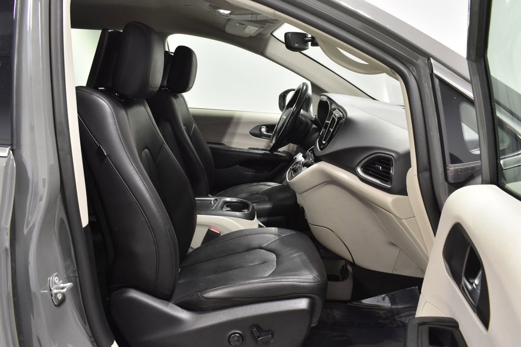 Used 2020 Chrysler Pacifica Touring-L Plus image 30