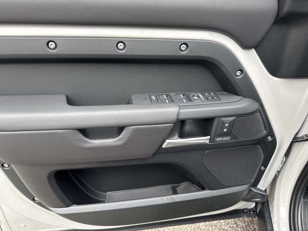 New 2026 Land Rover Defender 130 X-Dynamic SE image 19