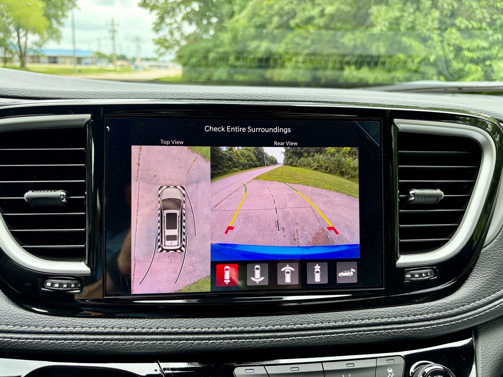 New 2027 Chrysler Pacifica Select FWD image 26