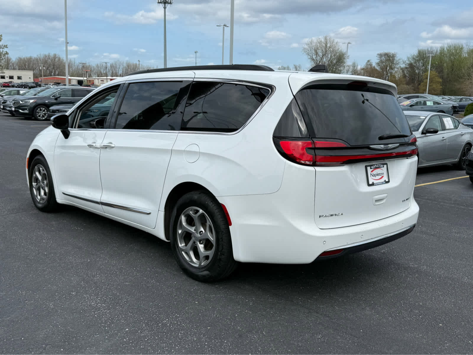 Used 2023 Chrysler Pacifica Limited FWD image 5