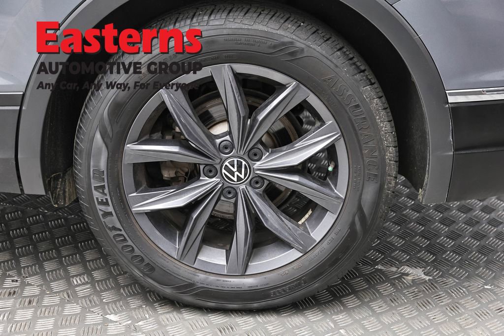 Used 2022 Volkswagen Tiguan SE w/ Panoramic Sunroof Package image 8