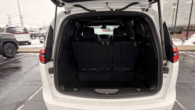 Used 2023 Chrysler Pacifica Limited w/ Uconnect Theater Family Group image 13