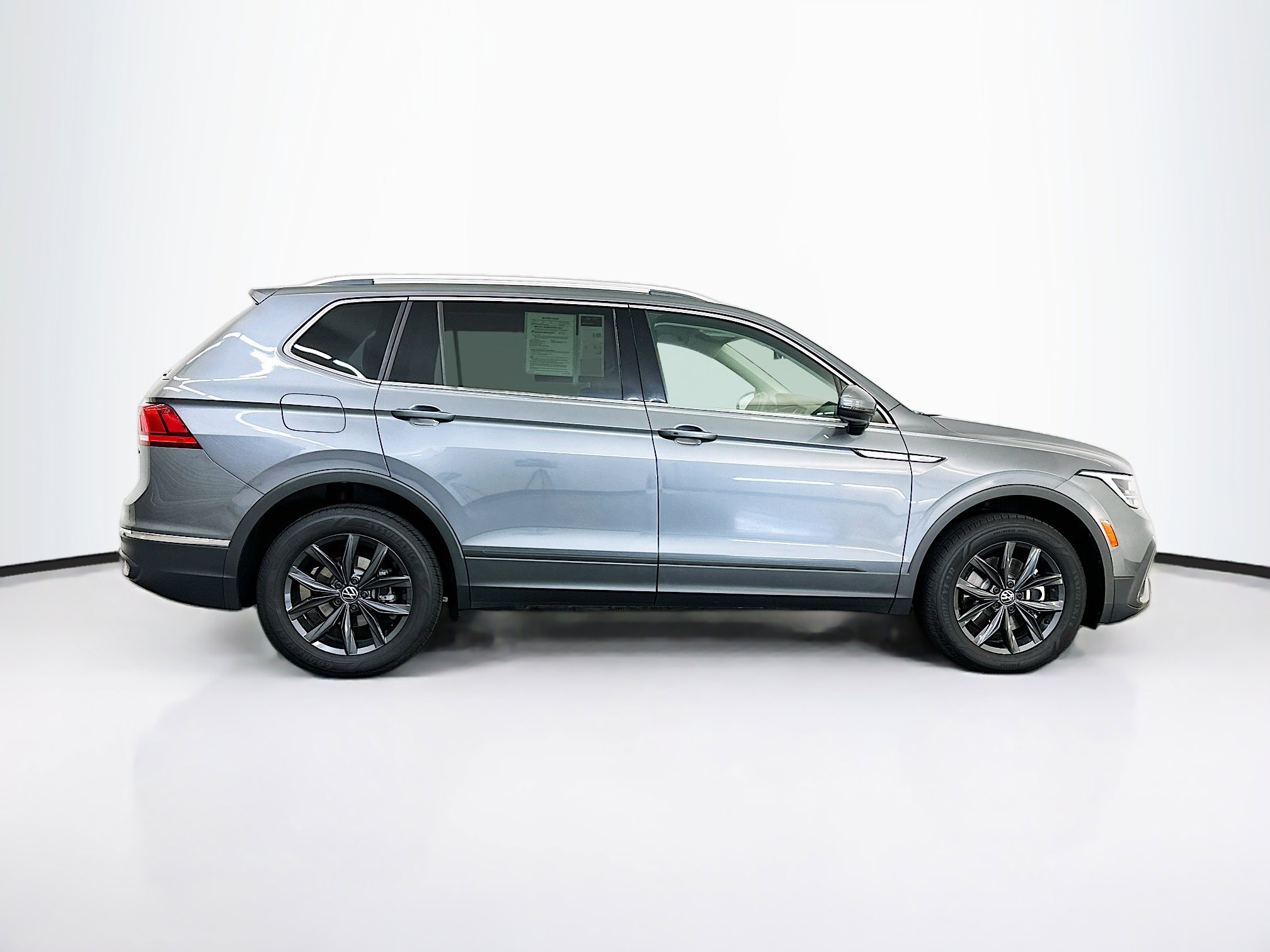 Used 2024 Volkswagen Tiguan SE w/ MDO Package, Two-Row image 10