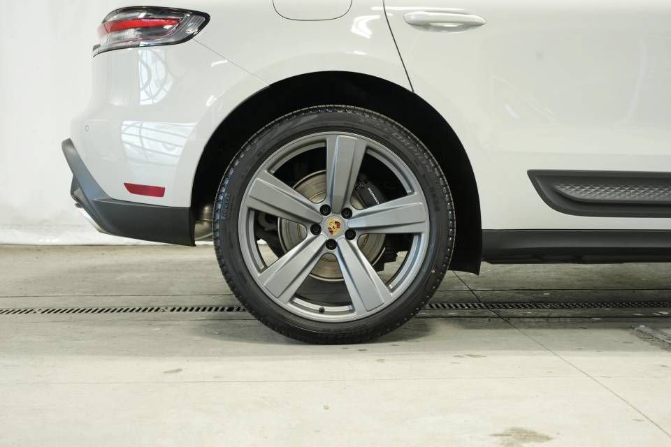 Certified 2026 Porsche Macan AWD/4WD image 40