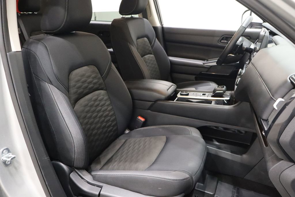Used 2024 Nissan Pathfinder SV image 16