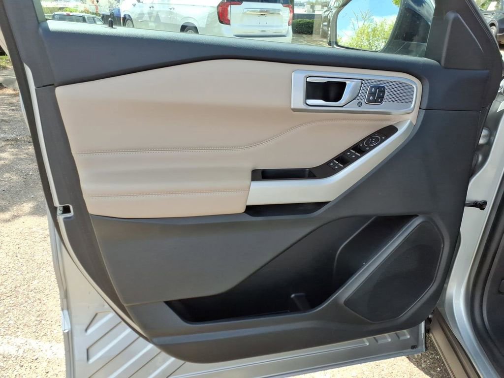 Used 2022 Ford Explorer Limited w/ Equipment Group 301A AWD/4WD image 14