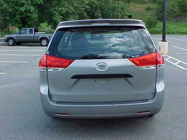 Used 2011 Toyota Sienna w/ Towing Pkg FWD image 10
