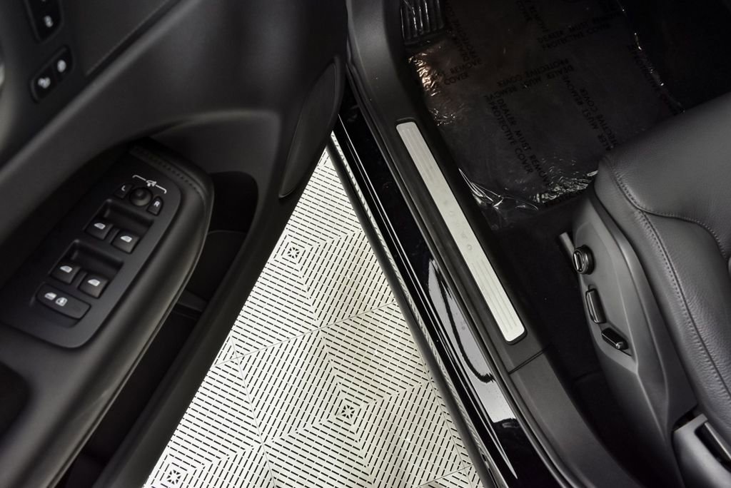 Certified 2025 Volvo XC60 B5 Plus image 9