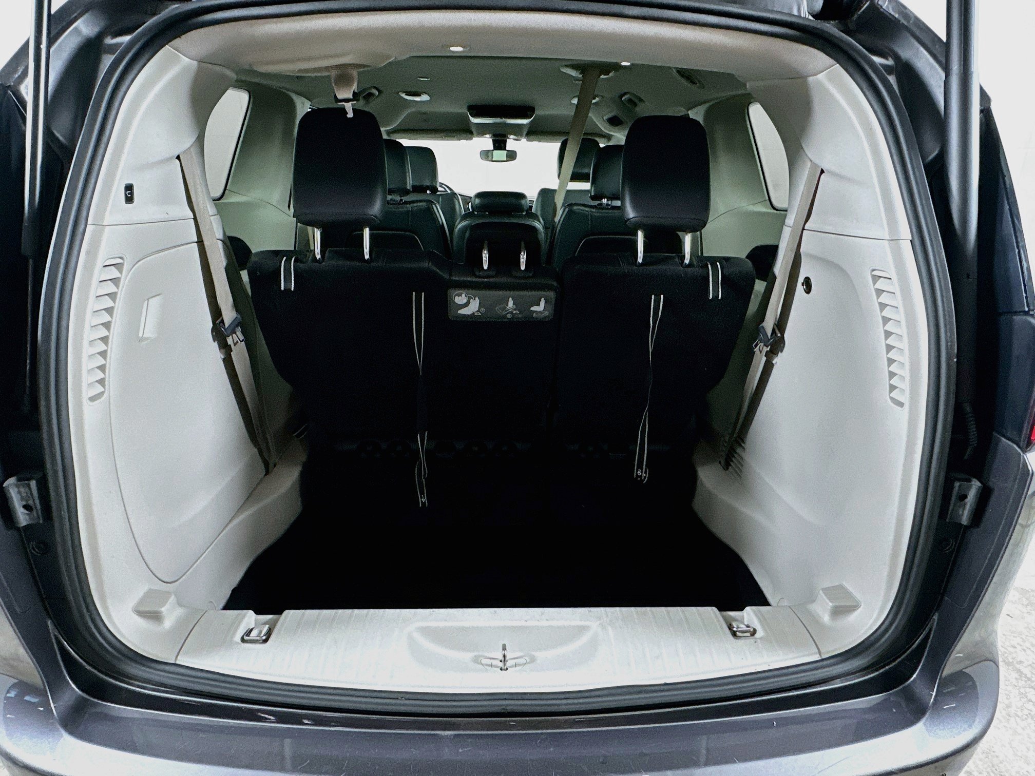 Used 2018 Chrysler Pacifica Touring-L FWD image 29