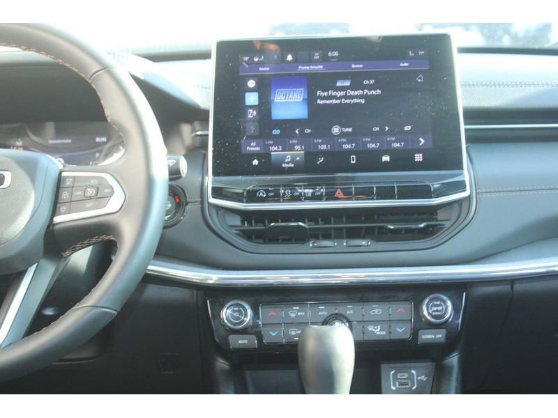 Used 2022 Jeep Compass Limited image 17