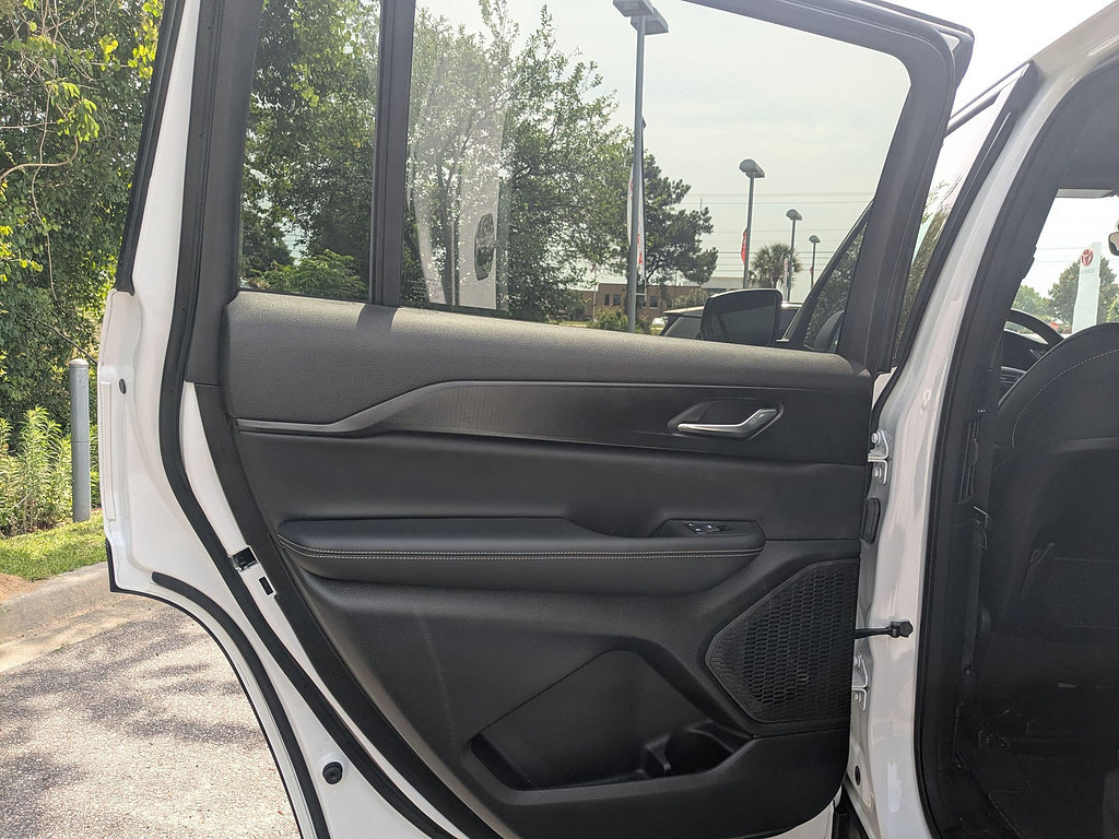 Used 2025 Jeep Grand Cherokee L Laredo w/ Luxury Tech Group I RWD image 24