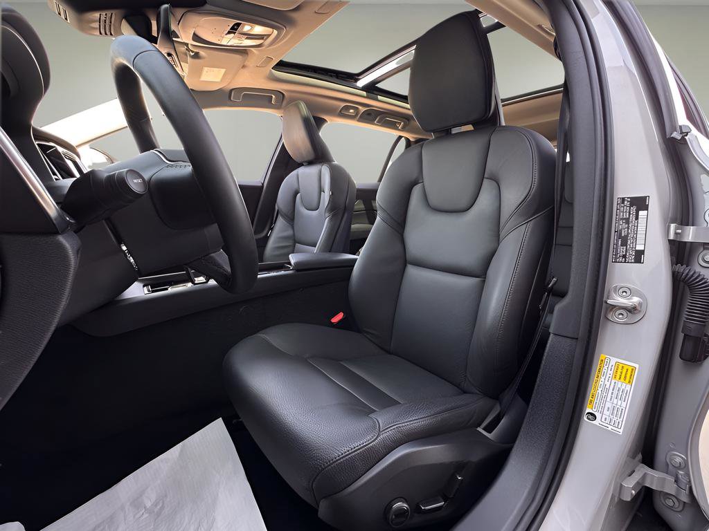 Used 2025 Volvo V60 B5 Cross Country Plus image 11
