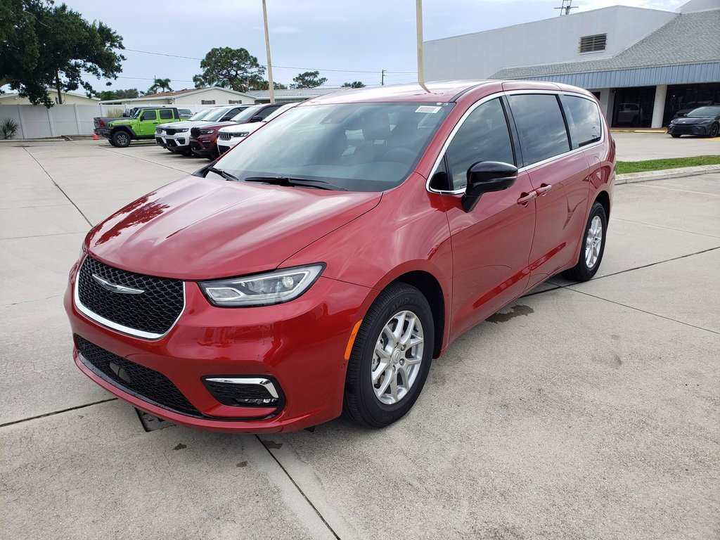 New 2026 Chrysler Pacifica Select image 2
