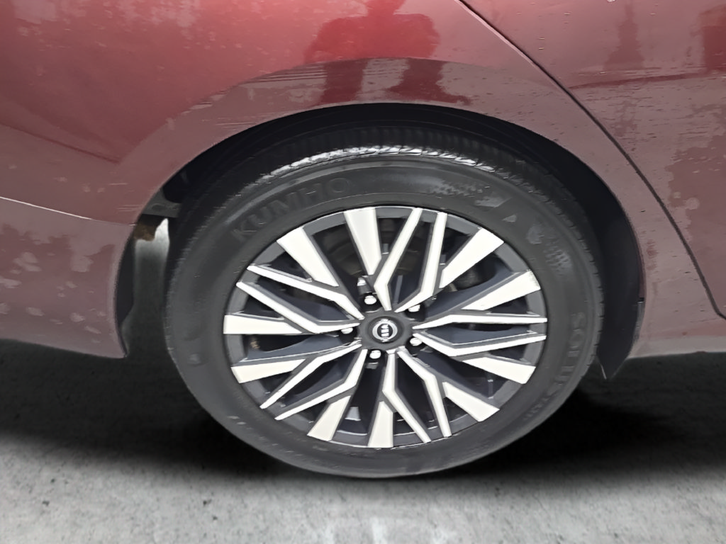 Used 2024 Nissan Altima 2.5 SV FWD image 41