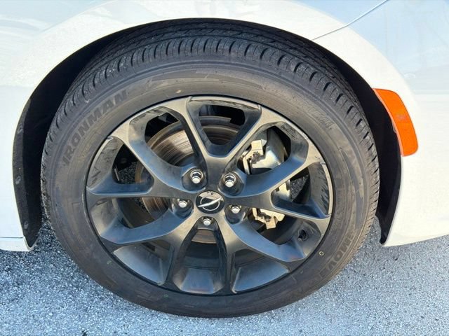 Used 2025 Chrysler Pacifica Limited FWD image 9