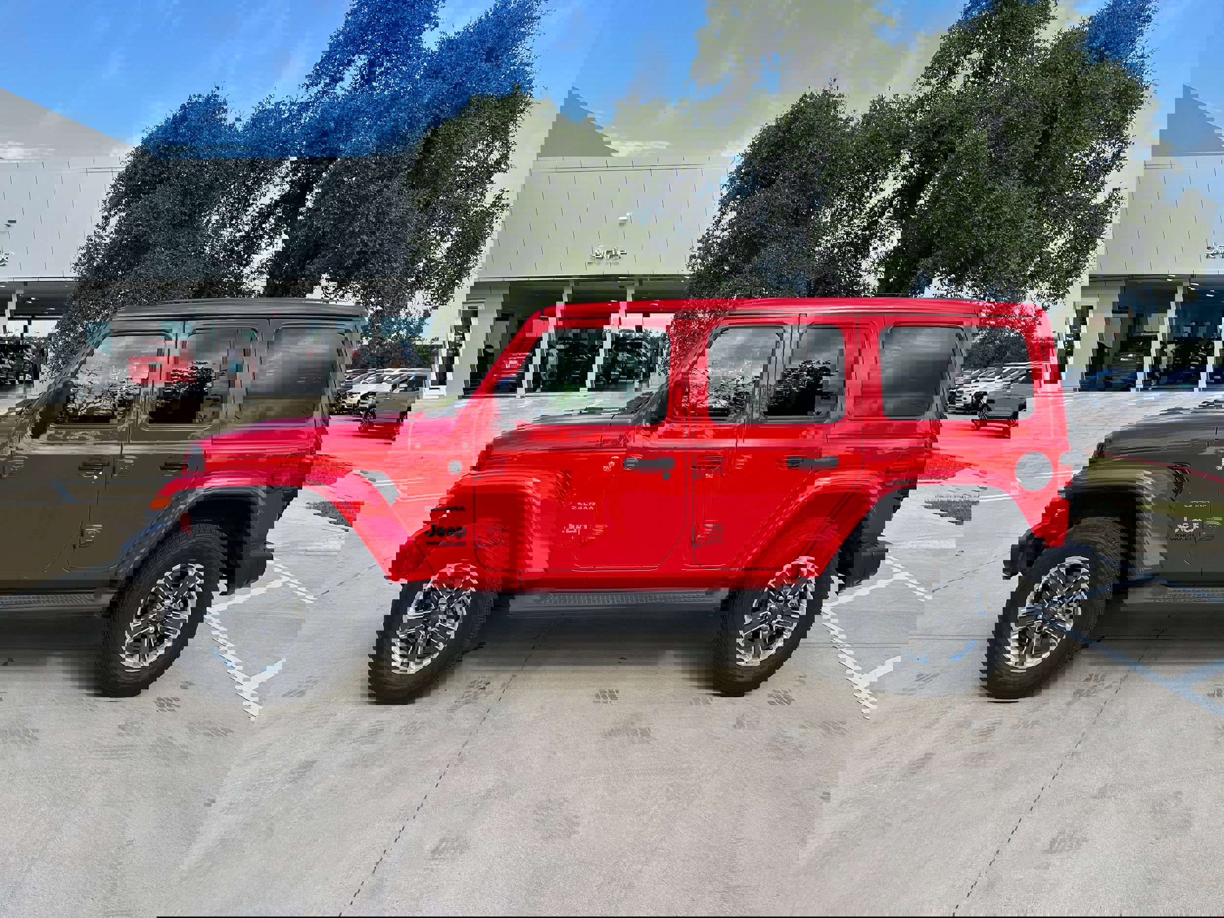 Used 2019 Jeep Wrangler Unlimited Sahara image 3