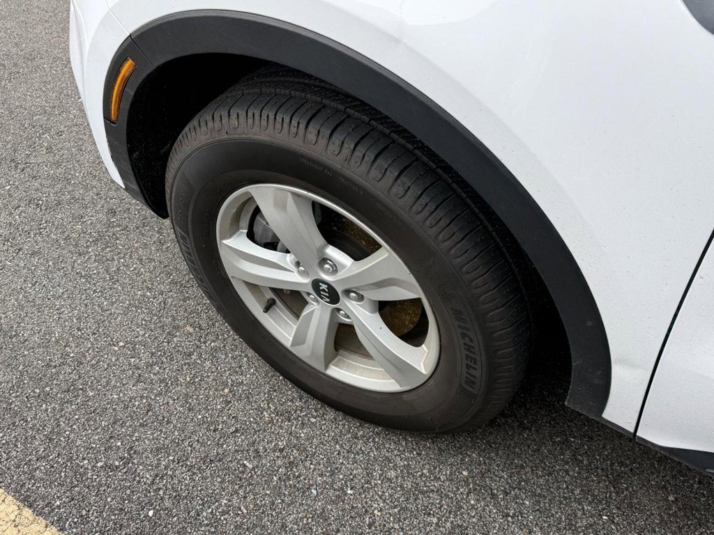 Used 2021 Kia Sorento LX AWD/4WD image 13