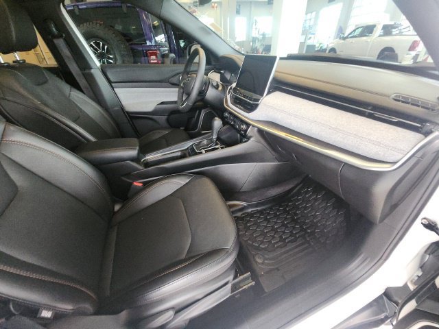 Used 2023 Jeep Compass Latitude w/ Sun and Sound Group AWD/4WD image 13